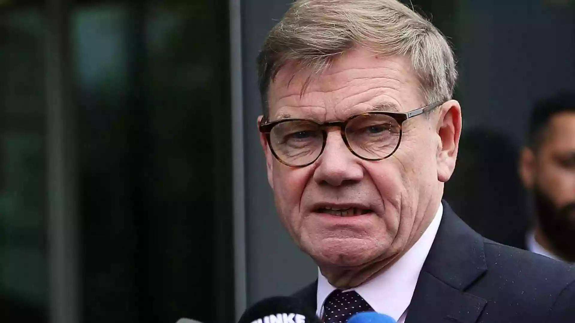 Johann Wadephul spricht vor Mikrofonen mit der Presse.