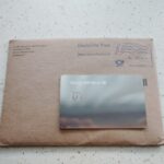 Trade-Republic-Karte auf einem braunen Umschlag mit Deutsche-Post-Aufdruck.