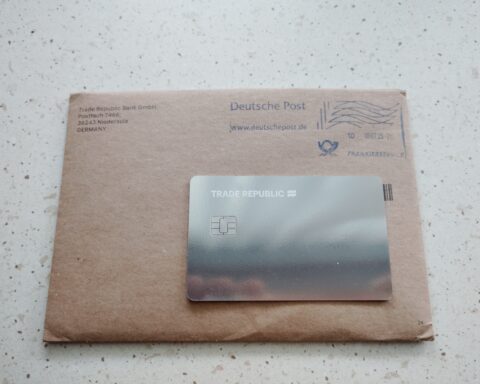 Trade-Republic-Karte auf einem braunen Umschlag mit Deutsche-Post-Aufdruck.