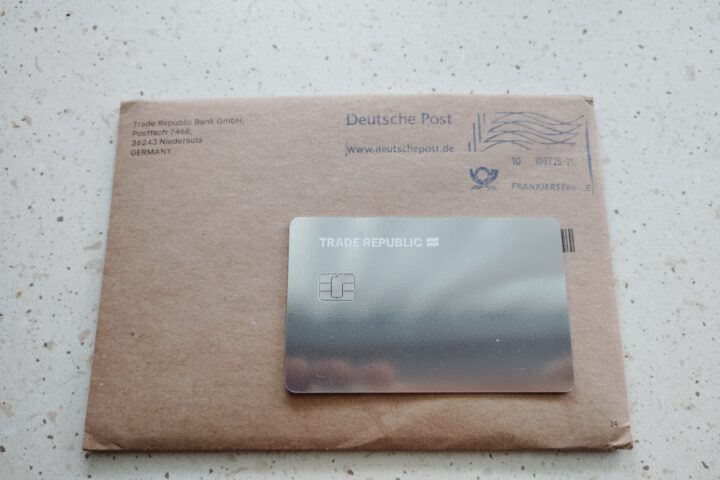 Trade-Republic-Karte auf einem braunen Umschlag mit Deutsche-Post-Aufdruck.