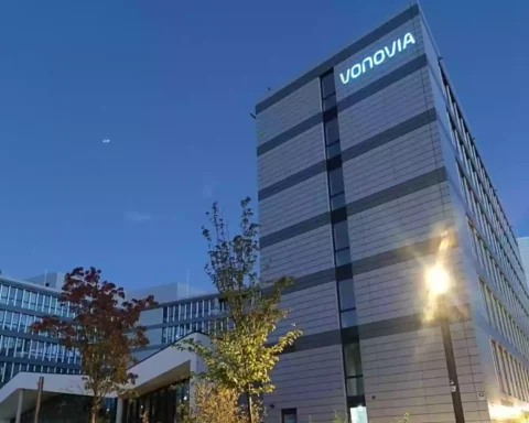 Vonovia-Verwaltungsgebäude bei Dämmerung mit beleuchtetem Logo an der Fassade.