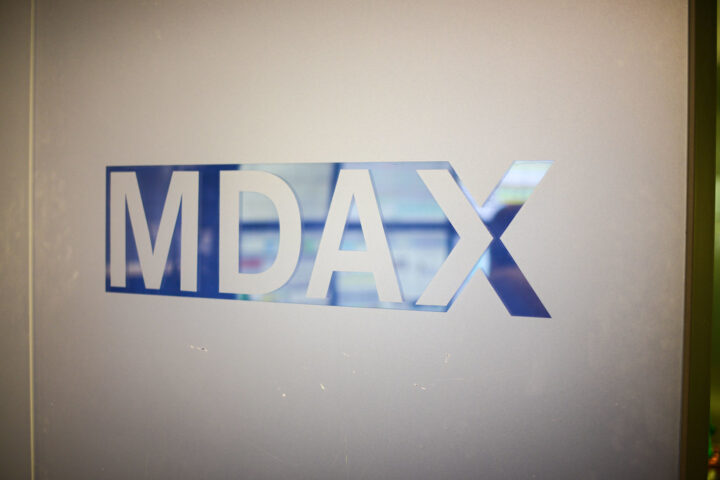 MDAX-Logo auf einer gläsernen Fläche.