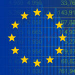 Europäische Flagge vor einem Börsenkursdiagramm mit Kurszahlen im Hintergrund.