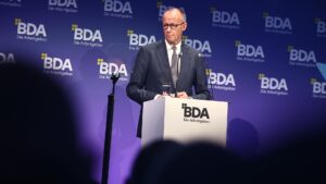 Friedrich Merz spricht an einem Rednerpult bei einer BDA-Veranstaltung.