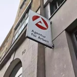 Gebäudefassade mit Schild der Agentur für Arbeit.