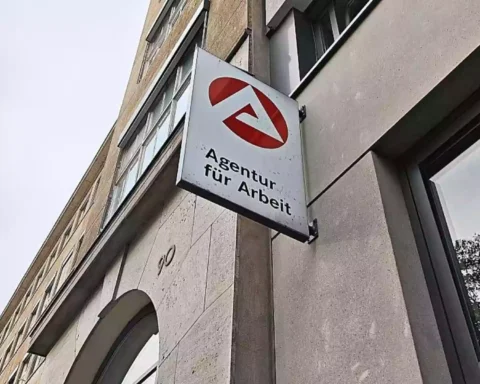 Gebäudefassade mit Schild der Agentur für Arbeit.