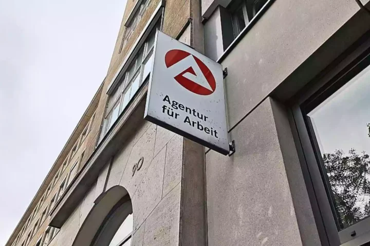 Gebäudefassade mit Schild der Agentur für Arbeit.