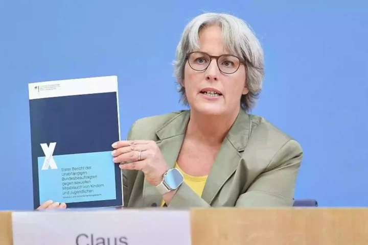 Kerstin Claus hält bei einer Pressekonferenz ihren Bericht zum Kinderschutz in die Kamera.