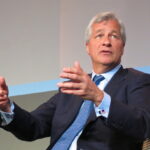 Jamie Dimon sitzt im Anzug und spricht bei einer Veranstaltung.