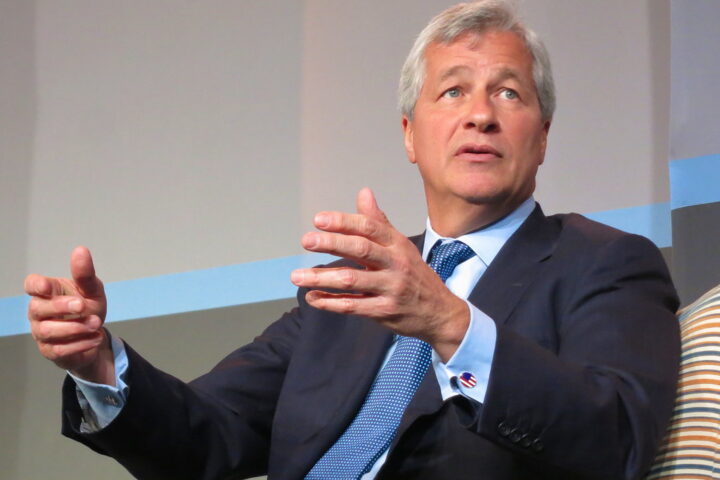 Jamie Dimon sitzt im Anzug und spricht bei einer Veranstaltung.
