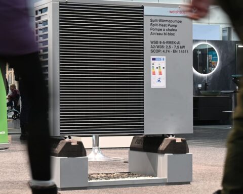 Auf einer Messe ausgestellte Split-Wärmepumpe von Weishaupt mit sichtbarem Typenschild.