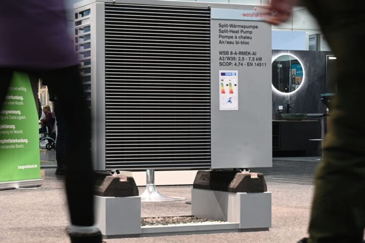 Auf einer Messe ausgestellte Split-Wärmepumpe von Weishaupt mit sichtbarem Typenschild.