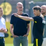 Niko Kovac spricht auf dem Trainingsplatz von Borussia Dortmund mit mehreren Männern.