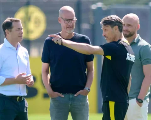 Niko Kovac spricht auf dem Trainingsplatz von Borussia Dortmund mit mehreren Männern.