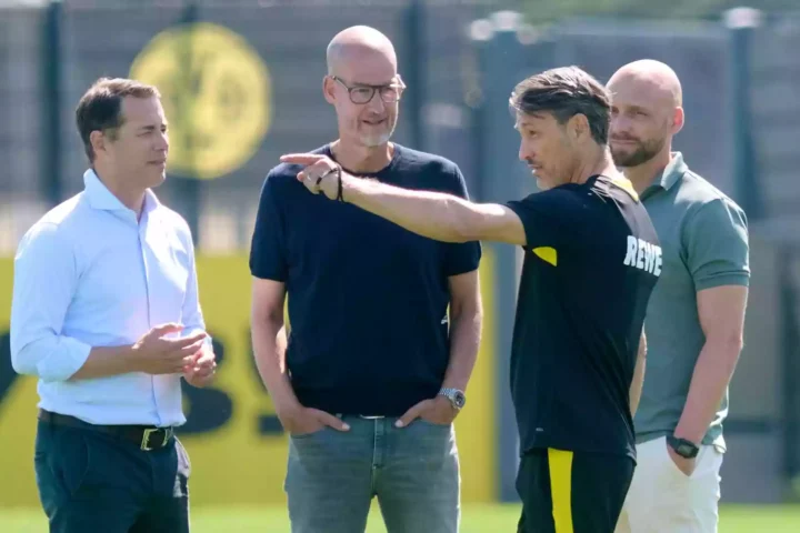 Niko Kovac spricht auf dem Trainingsplatz von Borussia Dortmund mit mehreren Männern.