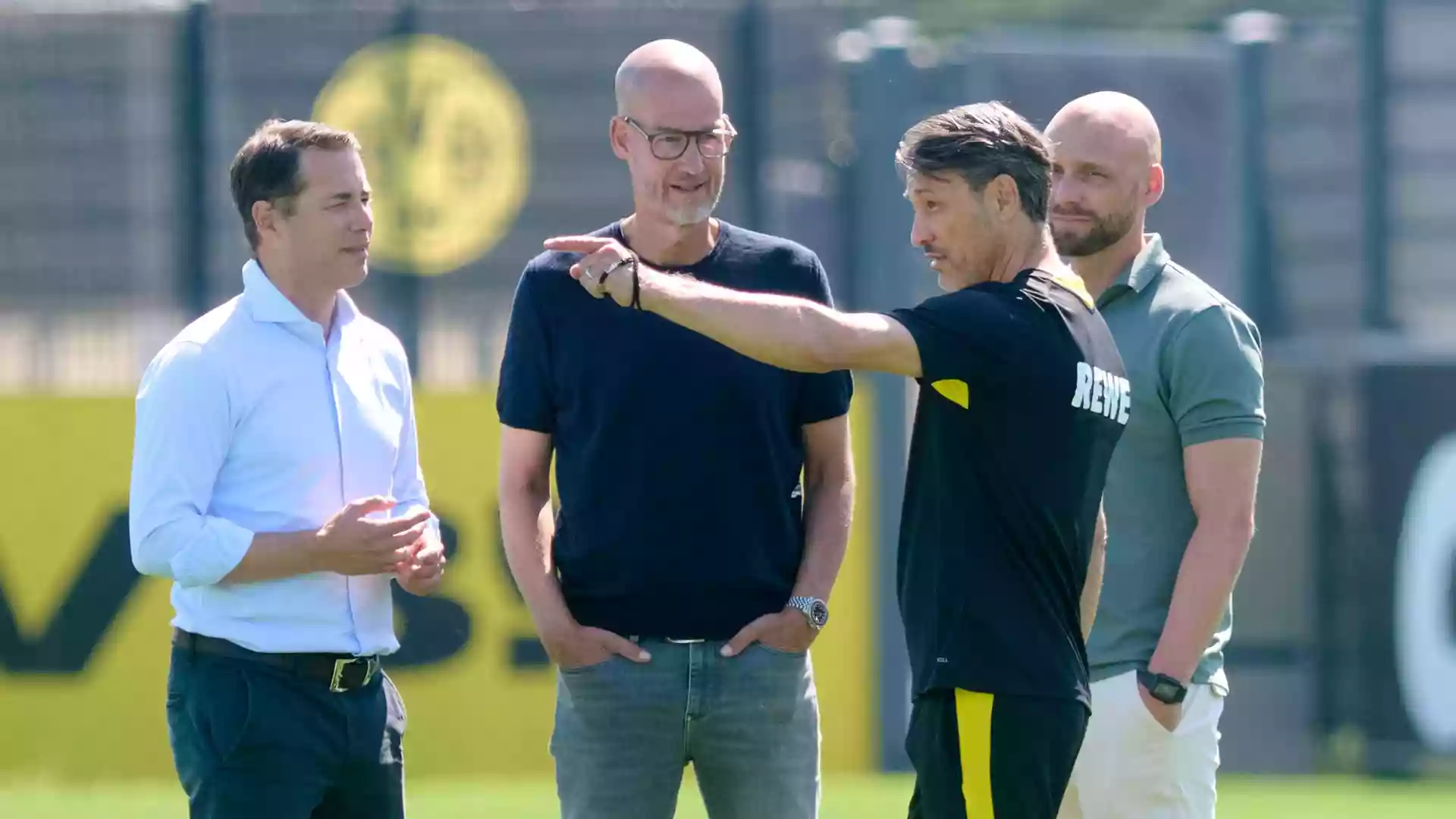 Niko Kovac spricht auf dem Trainingsplatz von Borussia Dortmund mit mehreren Männern.