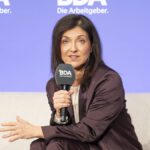 Katherina Reiche spricht bei einer Veranstaltung der BDA in die Mikrofon.