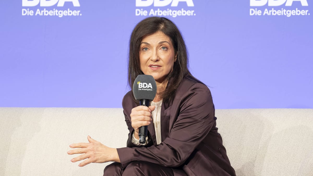 Katherina Reiche spricht bei einer Veranstaltung der BDA in die Mikrofon.