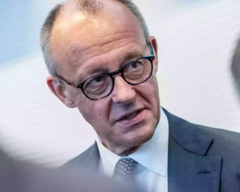 Friedrich Merz spricht in einem Gespräch und schaut zur Seite.