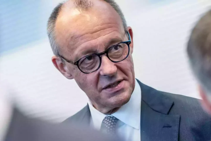 Friedrich Merz spricht in einem Gespräch und schaut zur Seite.