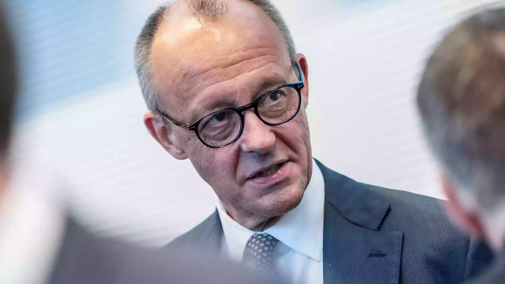 Merz weist SPD-Vorwürfe nach Bas-Rücktritt erneut zurück 1 Friedrich Merz spricht in einem Gespräch und schaut zur Seite.