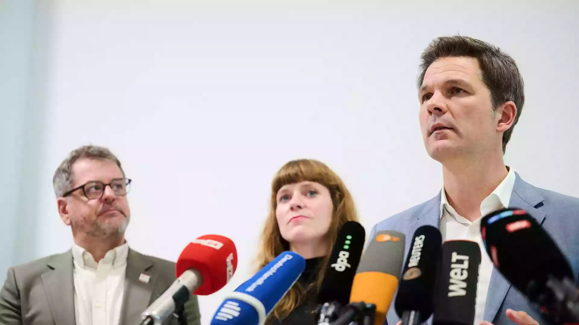 SPD und Grüne unterbrechen Sondierungen mit der Linken in Berlin 1 Drei Politiker stehen vor mehreren Mikrofonen bei einer Pressekonferenz.