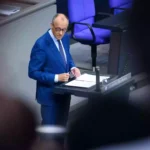 Friedrich Merz steht am Rednerpult im Bundestag und spricht vor der Regierungserklärung.