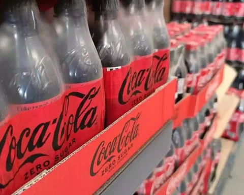 Coca-Cola Zero Sugar-Flaschen in einem Regal im Supermarkt.