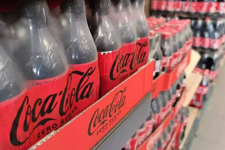 Coca-Cola Zero Sugar-Flaschen in einem Regal im Supermarkt.
