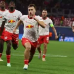 RB-Leipzig-Spieler jubeln und sprinten auf dem Rasen im Stadion.