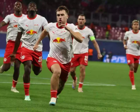 RB-Leipzig-Spieler jubeln und sprinten auf dem Rasen im Stadion.
