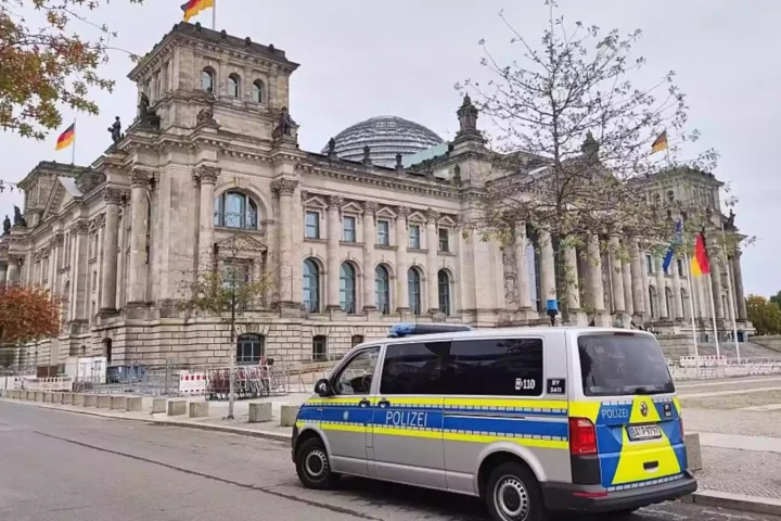 Ein Polizeiwagen steht vor dem Reichstagsgebäude in Berlin.