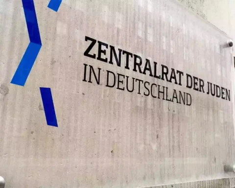 Schild des Zentralrats der Juden in Deutschland an einer Wand.