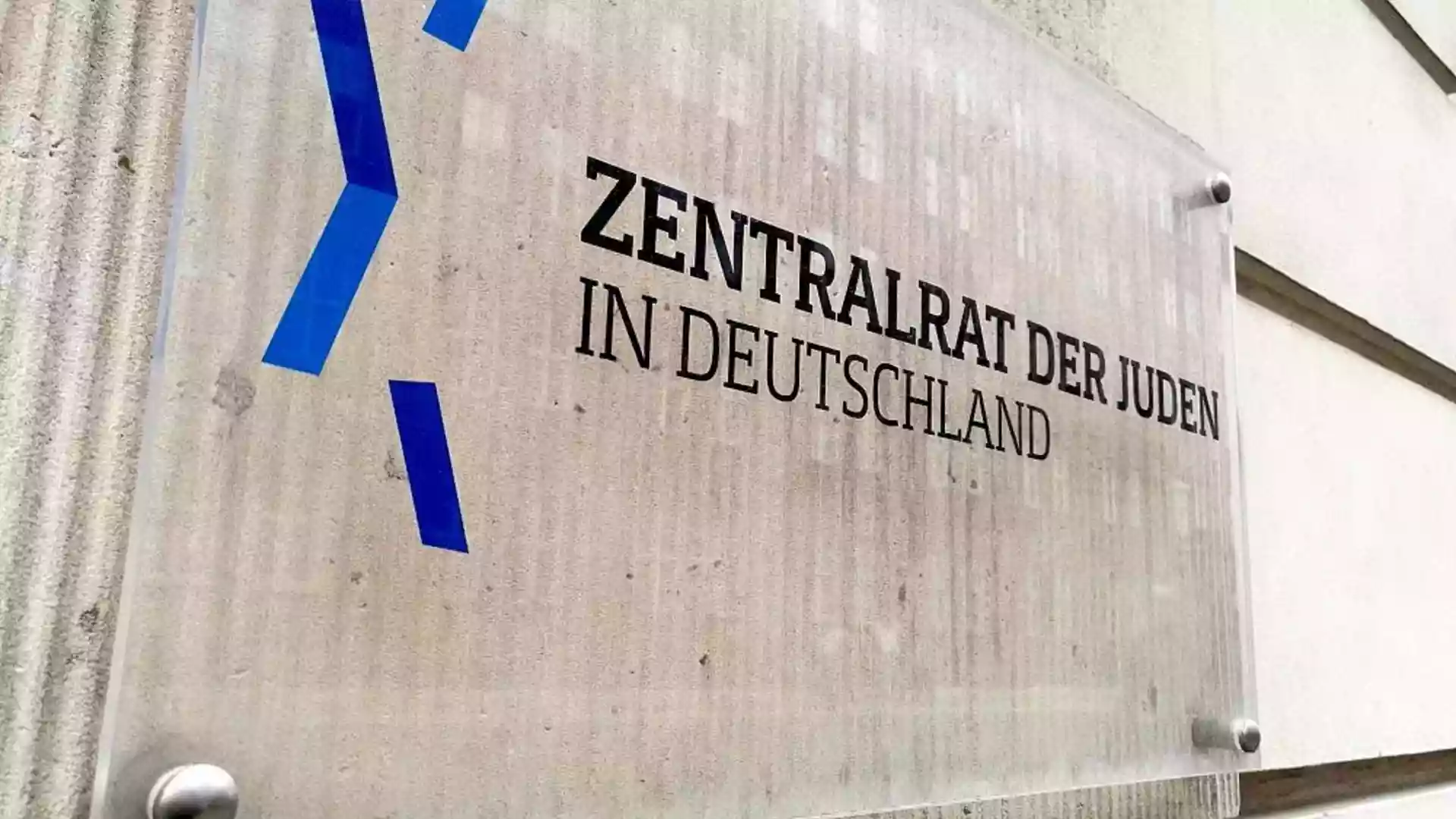 Schild des Zentralrats der Juden in Deutschland an einer Wand.