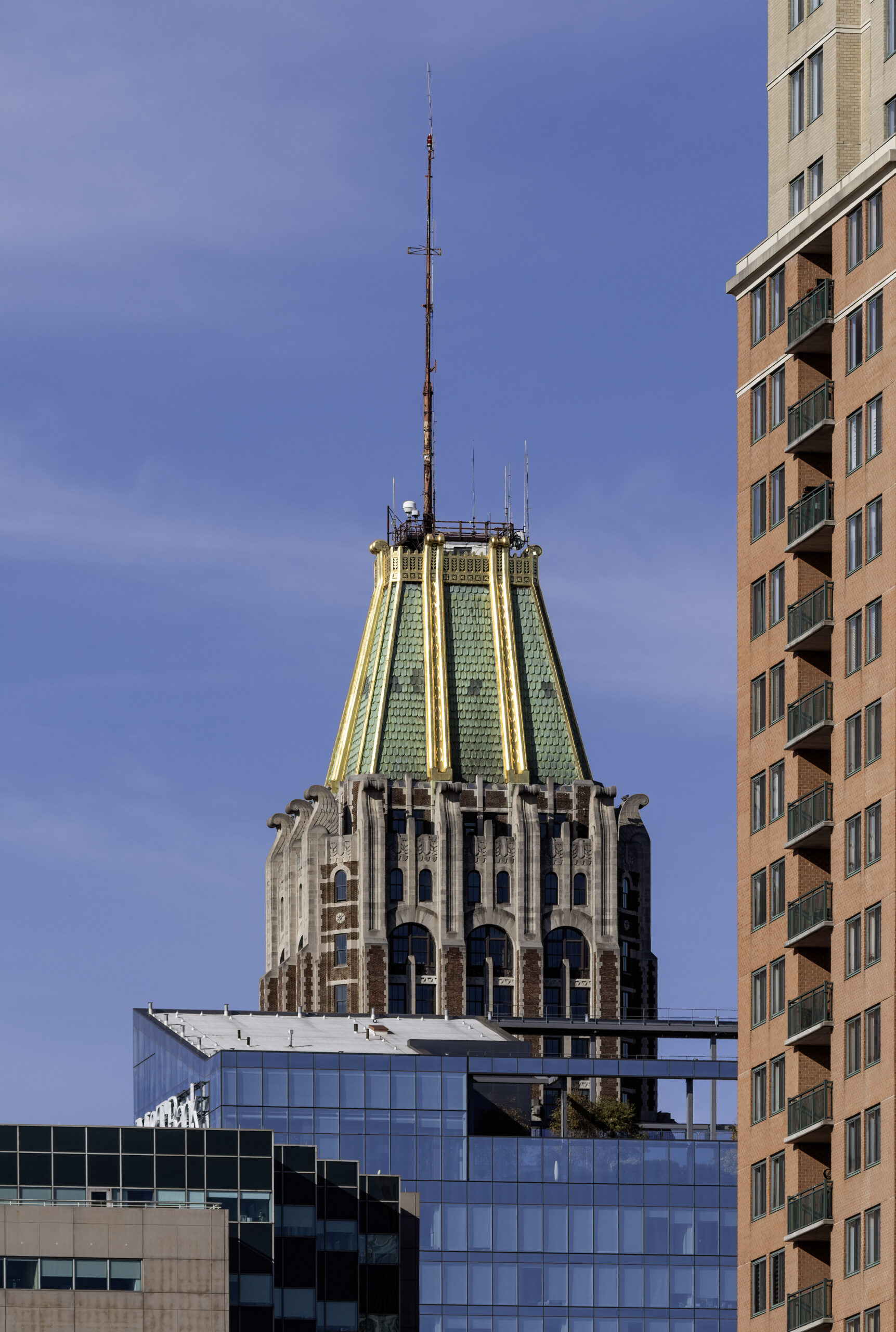 US-Finanzministerium verhängt mehr als 1,21 Milliarden Dollar Strafe gegen Bank of America 1 Ein Bank-of-America-Gebäude mit goldener Spitze vor blauem Himmel.