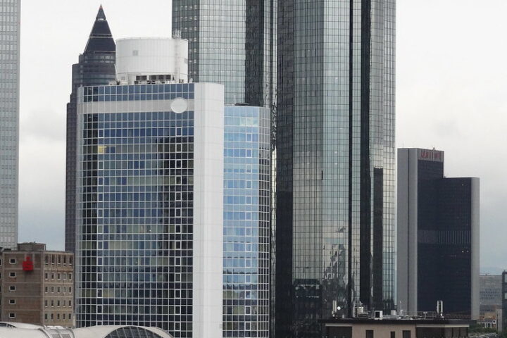 Frankfurter Hochhäuser mit dem Deutsche-Bank-Logo vor bewölktem Himmel.