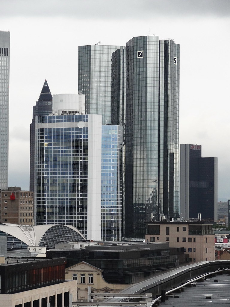 Dax vor US-Inflationsdaten leicht höher erwartet 1 Frankfurter Hochhäuser mit dem Deutsche-Bank-Logo vor bewölktem Himmel.