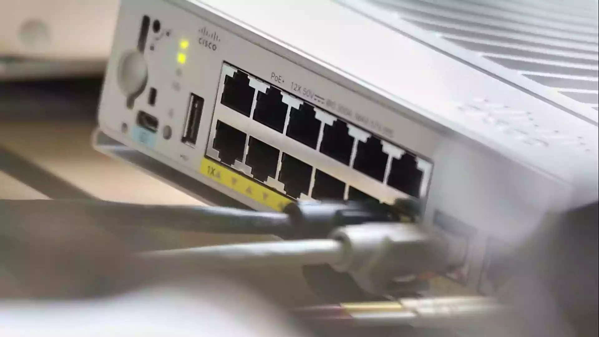 Sabine Andresen fordert mehr Schutz für Kinder im digitalen Raum 1 Nahaufnahme der Rückseite eines Cisco-Netzwerkgeräts mit Ethernet-Anschlüssen und angeschlossenen Kabeln.