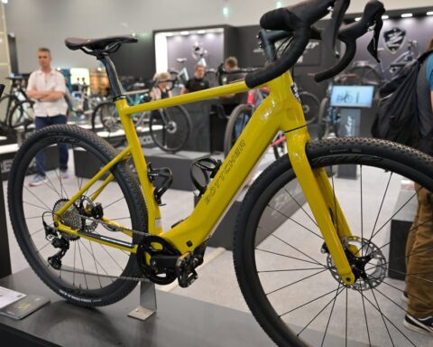 Gelbes Böttcher-Fahrrad auf einer Messe.