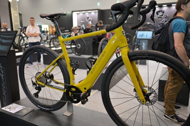 Gelbes Böttcher-Fahrrad auf einer Messe.