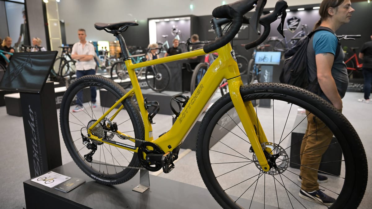 Böttcher beantragt Insolvenz und sucht Investoren für den Fortbestand 1 Gelbes Böttcher-Fahrrad auf einer Messe.