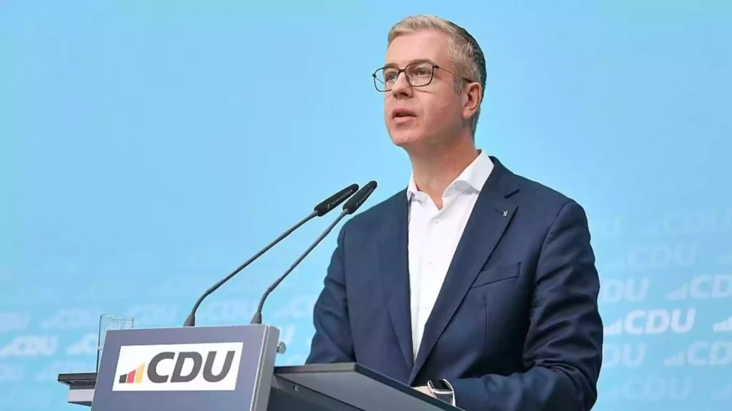 Stefan Evers spricht am Rednerpult vor blauem CDU-Hintergrund.