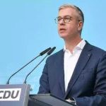 Stefan Evers spricht am Rednerpult vor blauem CDU-Hintergrund.