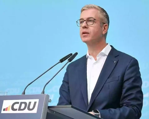 Stefan Evers spricht am Rednerpult vor blauem CDU-Hintergrund.