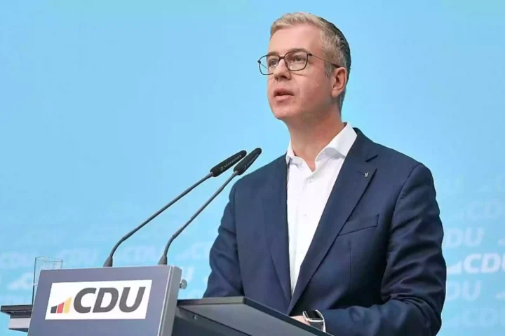 Stefan Evers spricht am Rednerpult vor blauem CDU-Hintergrund.