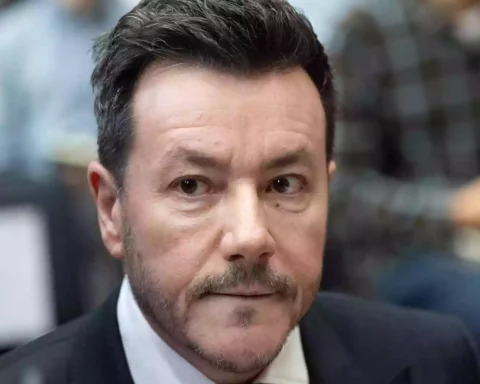 René Benko in dunklem Anzug bei einer Aufnahme im Innenraum.