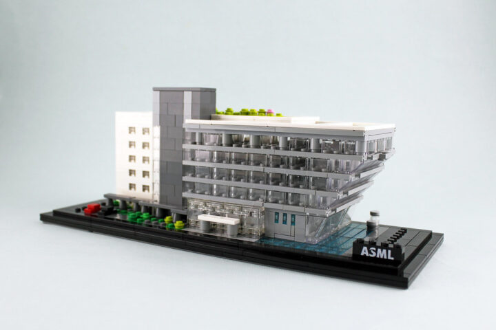 Modell eines ASML-Gebäudes mit Firmenlogo auf einer schwarzen Base.