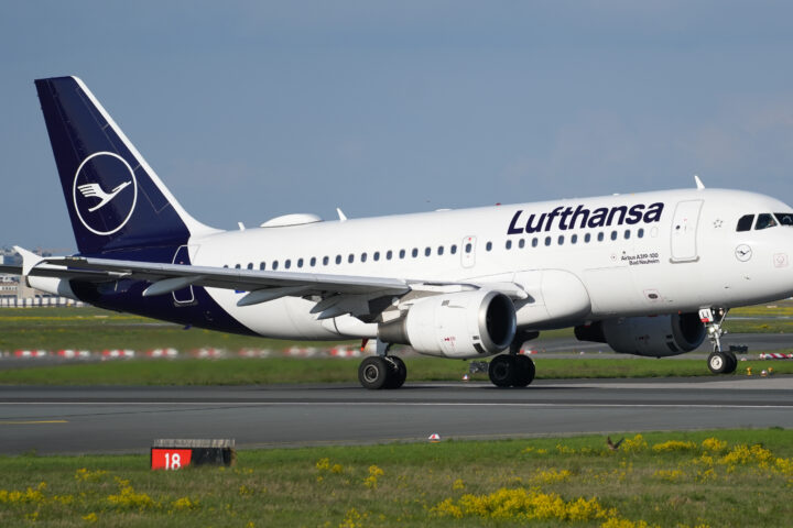 Lufthansa-Flugzeug auf einer Startbahn beim Rollen.