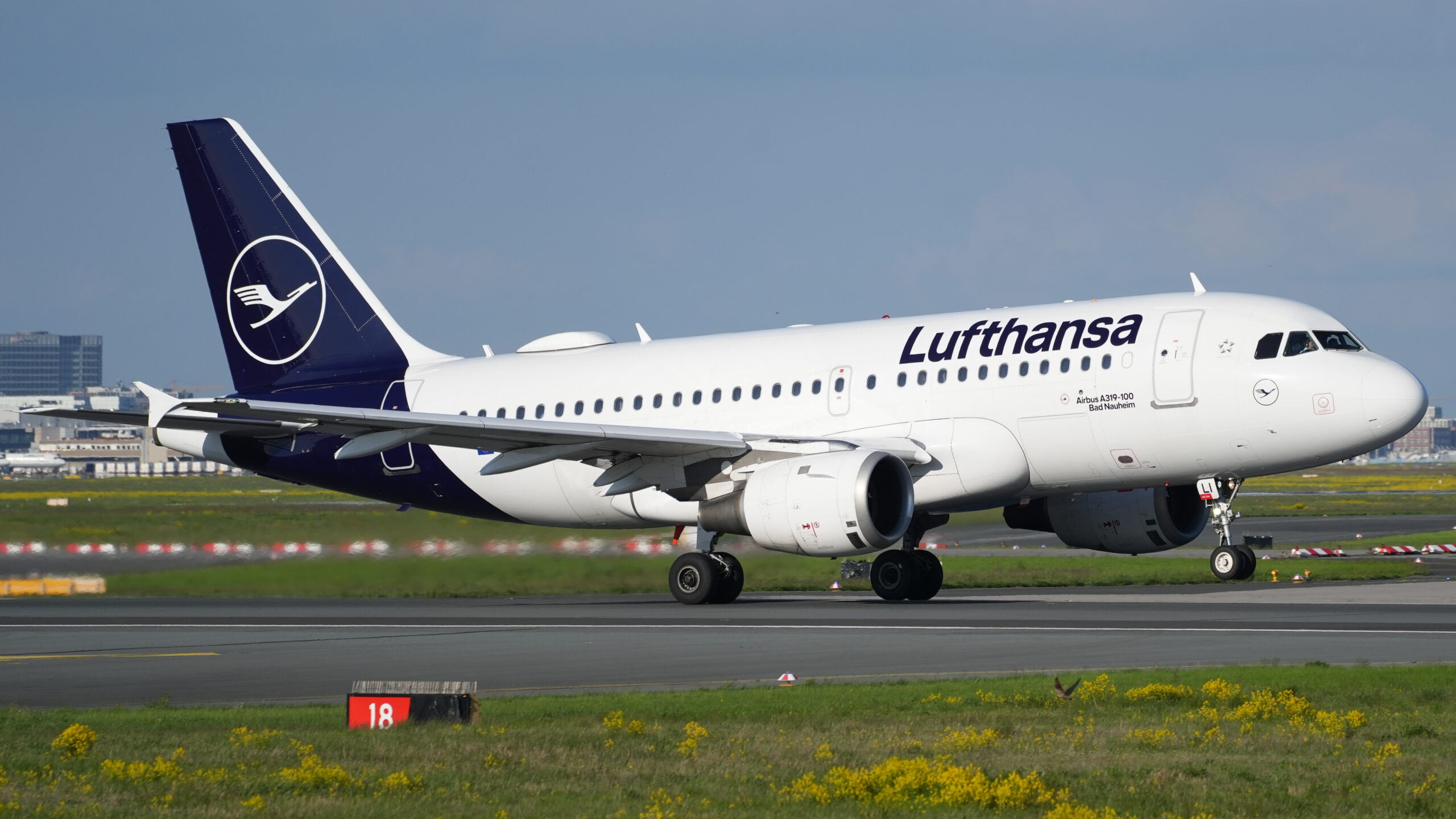 Lufthansa-Flugzeug auf einer Startbahn beim Rollen.