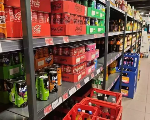 Supermarktregal mit Softdrinks und Markengetränken wie Cola, Fanta und weiteren Limonaden.